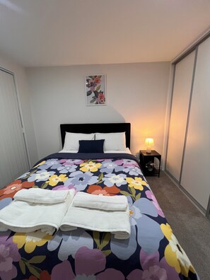 2 bedrooms, iron/ironing board, WiFi, bed sheets - SJ House easy access to the Airport and two minutes walking distance to the Mall (Takanini)