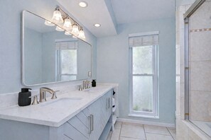 Hair dryer, towels, soap, shampoo - 5 min to Beach - Heated Pool - Home Theatre - Game Room - 4 Bedroom Oasis (Seminole)