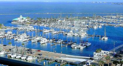 Bayside Downtown Retreat | Close to USS Lexington Museum & Harbor Tours