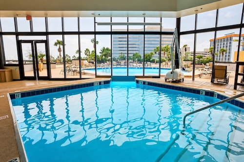 Bayside Downtown Retreat with Pet-Friendly Courtyard | Onsite Pools