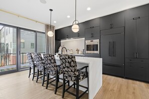 Een koelkast, een magnetron, een oven, een kookplaat