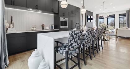 Upscale 3BR Townhome – Walk to Shops & The Monon!