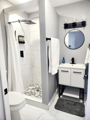 Ducha, secador de pelo, toallas y jabón