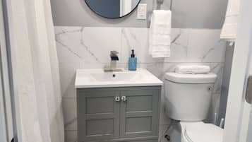 Douche, sèche-cheveux, serviettes fournies, savon