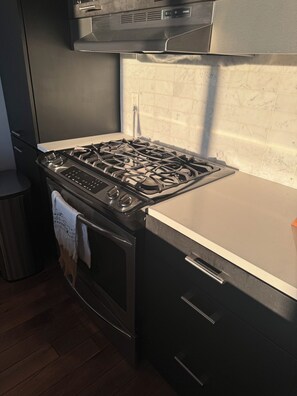 Private kitchen - Sky-High Sanctuary  Penthouse with Panoramic Views (Brooklyn)