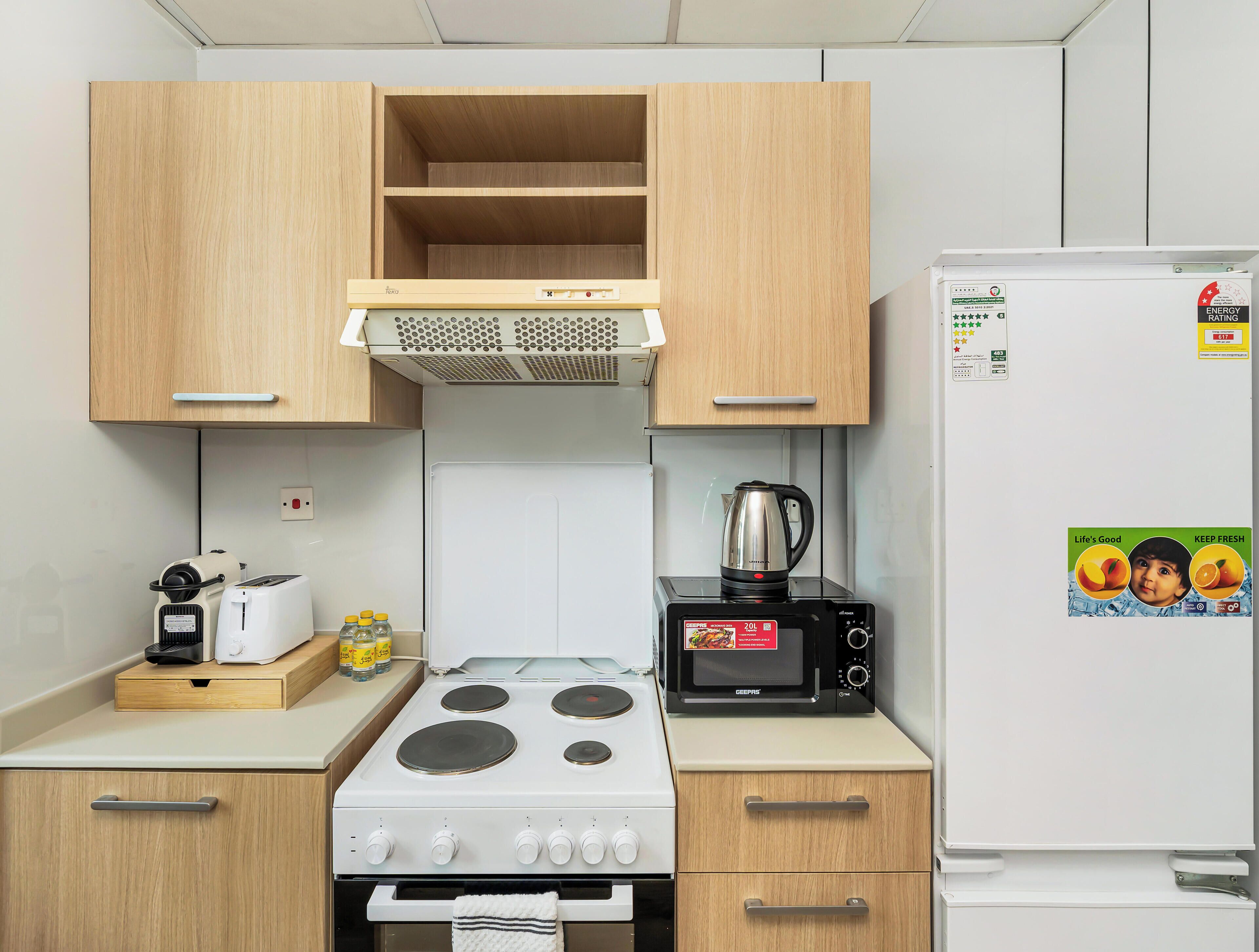 Refrigerador con congelador, microondas, horno y parrilla de estufa 