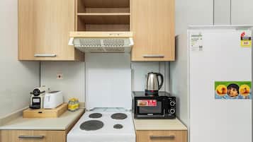 Refrigerador con congelador, microondas, horno y parrilla de estufa