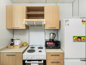 Großer Kühlschrank, Mikrowelle, Ofen, Herdplatte