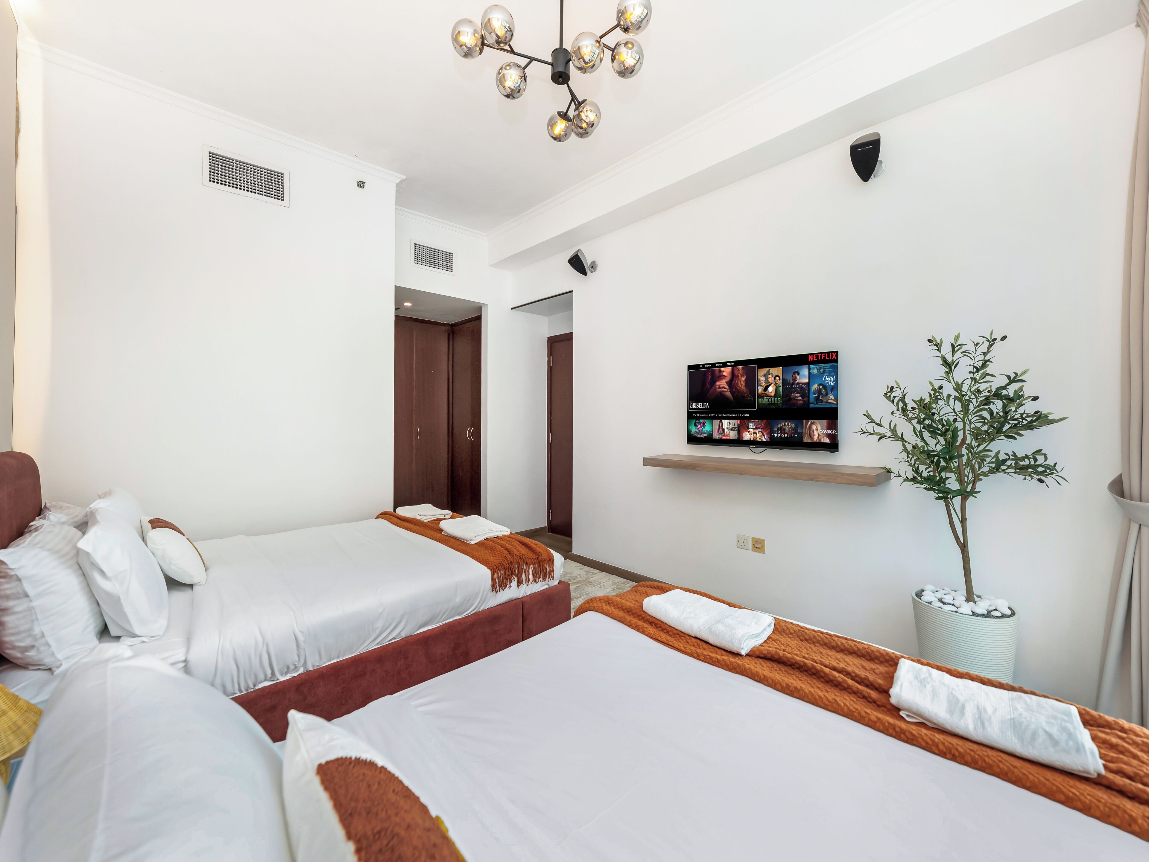 Apartemen, pemandangan halaman | Meja kerja, ruang kerja ramah laptop, dan setrika/meja setrika