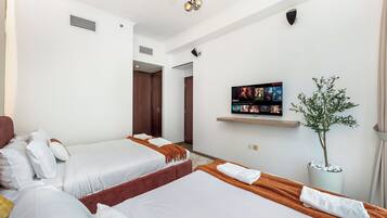 Apartemen, pemandangan halaman | Meja kerja, ruang kerja ramah laptop, dan setrika/meja setrika