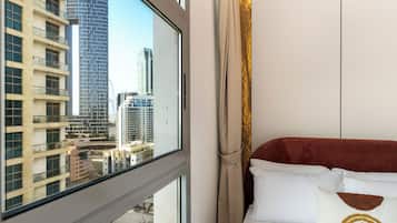 Escritorio y espacio para trabajar con laptop