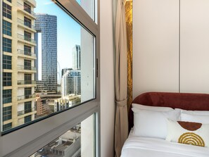 Schreibtisch, laptopgeeigneter Arbeitsplatz, Bügeleisen/Bügelbrett