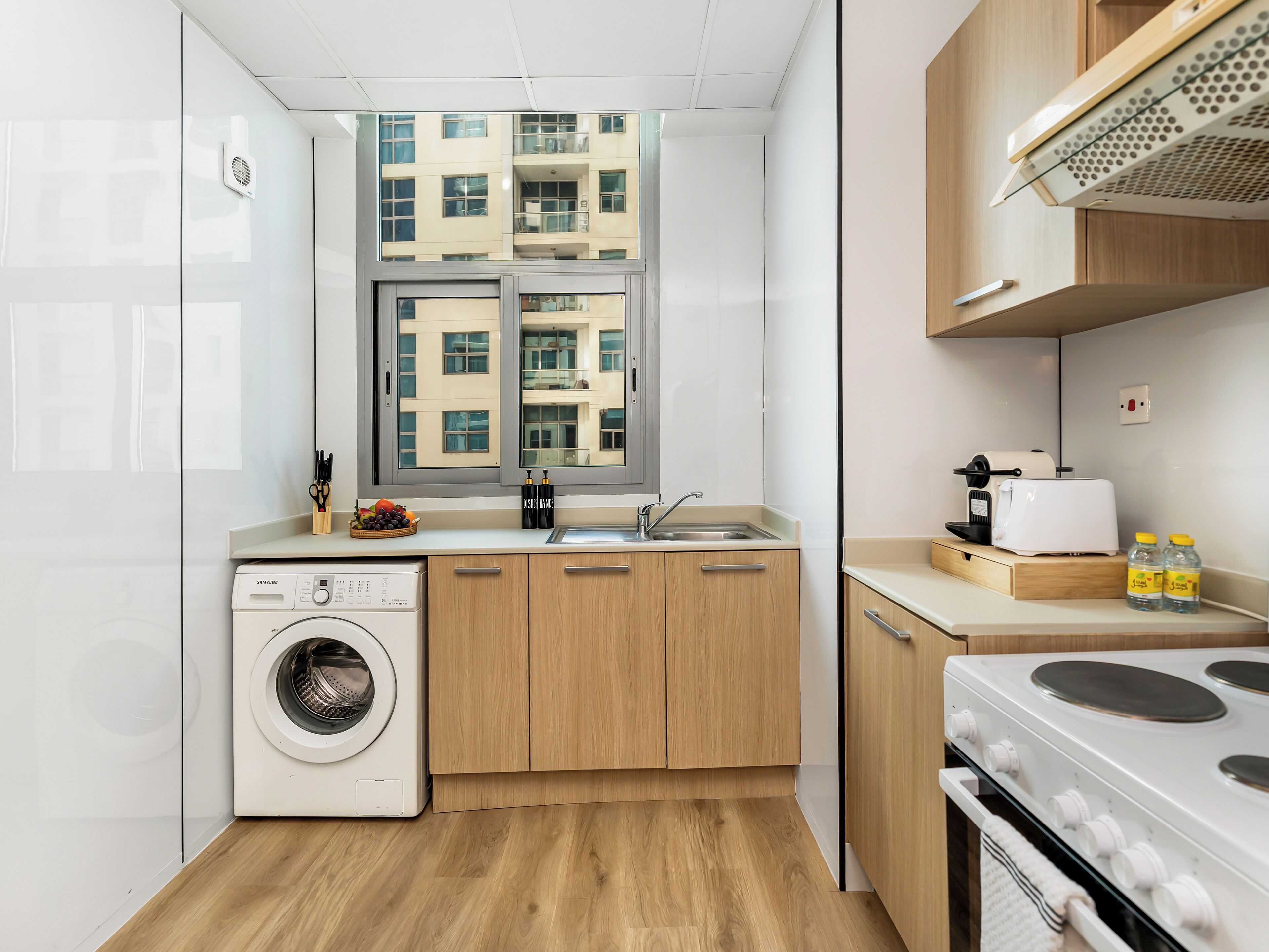 Full-size fridge, microwave, oven, stovetop