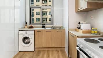 Full-size fridge, microwave, oven, stovetop