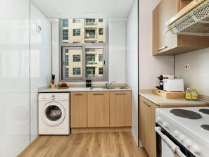 Full-size fridge, microwave, oven, stovetop - Urban Dubai Marina Stay Near Yacht (Dubai)