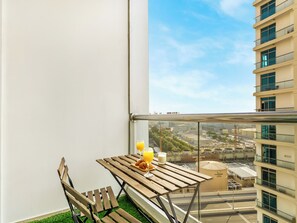 Outdoor dining - Urban Dubai Marina Stay Near Yacht (Dubai)