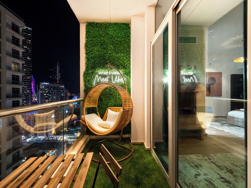 Urban Dubai Marina Stay Near Yacht