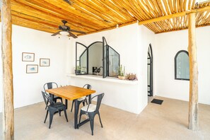 Familjevilla - uteplats - utsikt mot poolen | Matsal