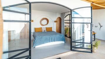 Villa Superior, patio, vista piscina | Biancheria da letto di alta qualità, una cassaforte in camera