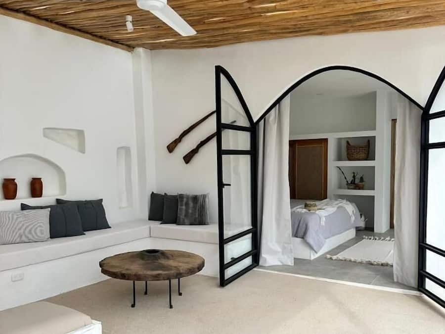 Vila conforto, varanda, vista para a piscina | Roupas de cama premium, cofres nos quartos, individualmente decorados