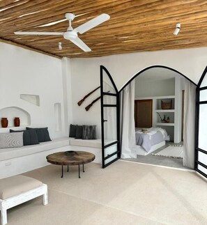 Villa Confort, patio, vista a la alberca | Ropa de cama de alta calidad y caja de seguridad en la habitación 