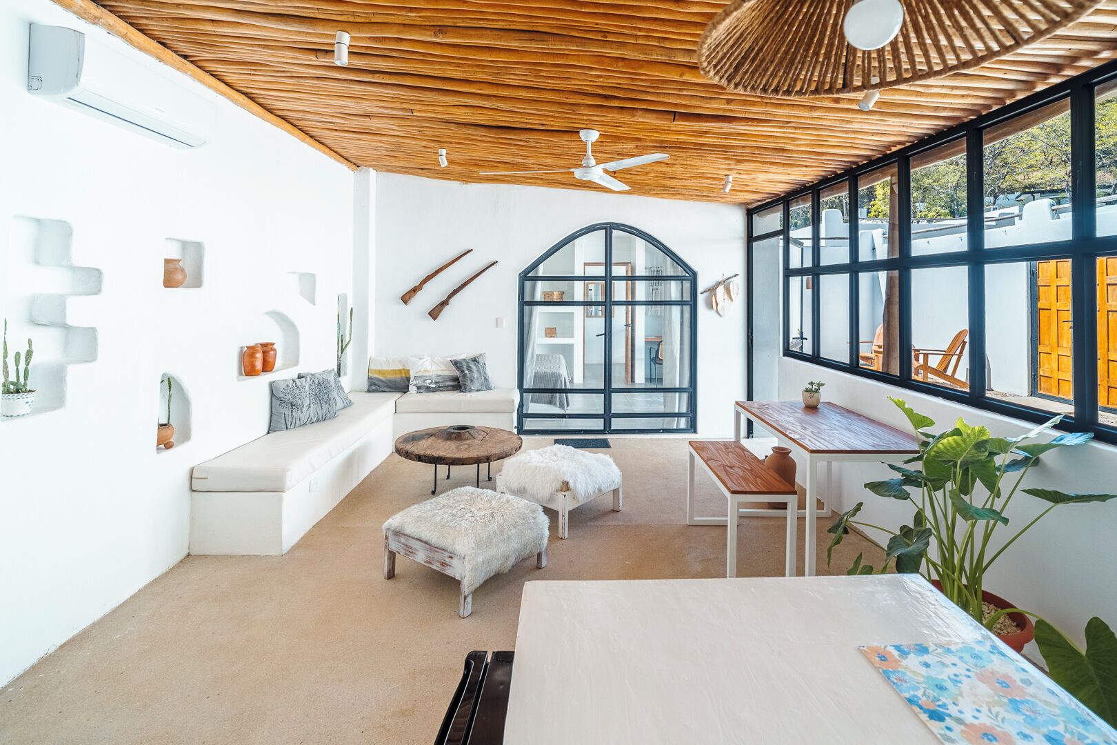 Comfort-Villa, Terrasse, Poolblick | Wohnbereich | Smart-TV