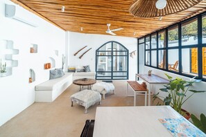 Comfort-Villa, Terrasse, Poolblick | Wohnbereich | Smart-TV