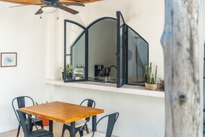 Familjevilla - uteplats - utsikt mot poolen | Terrass/Patio