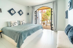 Familienvilla, Terrasse, Poolblick | Hochwertige Bettwaren, Zimmersafe, individuell dekoriert