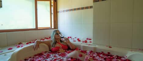 Deluxe Suite | Down comforters, memory foam beds, free WiFi, bed sheets