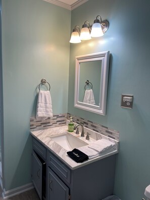 Doccia, asciugacapelli, asciugamani, sapone