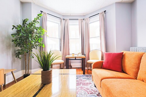 Cozy Modern 3BR by Downtown & Beach + Free Parking