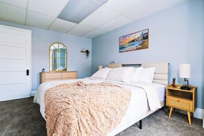 3 bedrooms, desk, iron/ironing board, WiFi - Cozy Modern 3BR by Downtown & Beach + Free Parking (Cleveland)