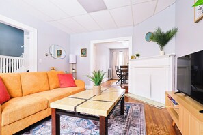 Smart TV - Cozy Modern 3BR by Downtown & Beach + Free Parking (Cleveland)