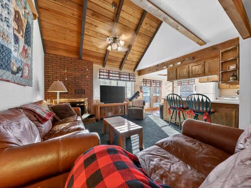 Sleeps 6, true Ski - in / Ski -out condo in Evergreen community, full kitchen