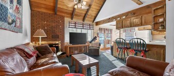 Sleeps 6, true Ski - in / Ski -out condo in Evergreen community, full kitchen