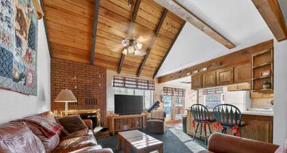 Sleeps 6, true Ski - in / Ski -out condo in Evergreen community, full kitchen