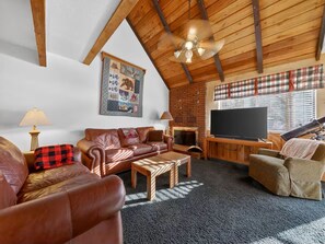 Smart TV, fireplace, ping pong - Sleeps 6, true Ski - in / Ski -out condo in Evergreen community, full kitchen (Brian Head)