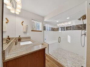 Shower, hair dryer, towels, soap - Sleeps 6, true Ski - in / Ski -out condo in Evergreen community, full kitchen (Brian Head)