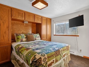 3 bedrooms, free WiFi, bed sheets - Sleeps 6, true Ski - in / Ski -out condo in Evergreen community, full kitchen (Brian Head)