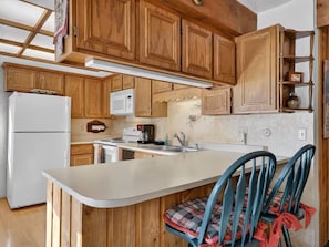 Fridge, microwave, oven, stovetop - Sleeps 6, true Ski - in / Ski -out condo in Evergreen community, full kitchen (Brian Head)