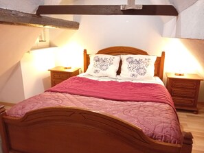 Tabla de planchar con plancha, wifi, ropa de cama