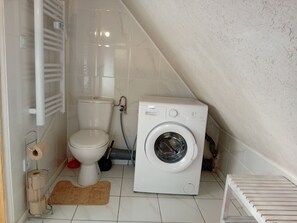Hair dryer, towels, soap, toilet paper - Apartment 44 m2 Located in a quiet village.  Shops nearby. (Kesseldorf)
