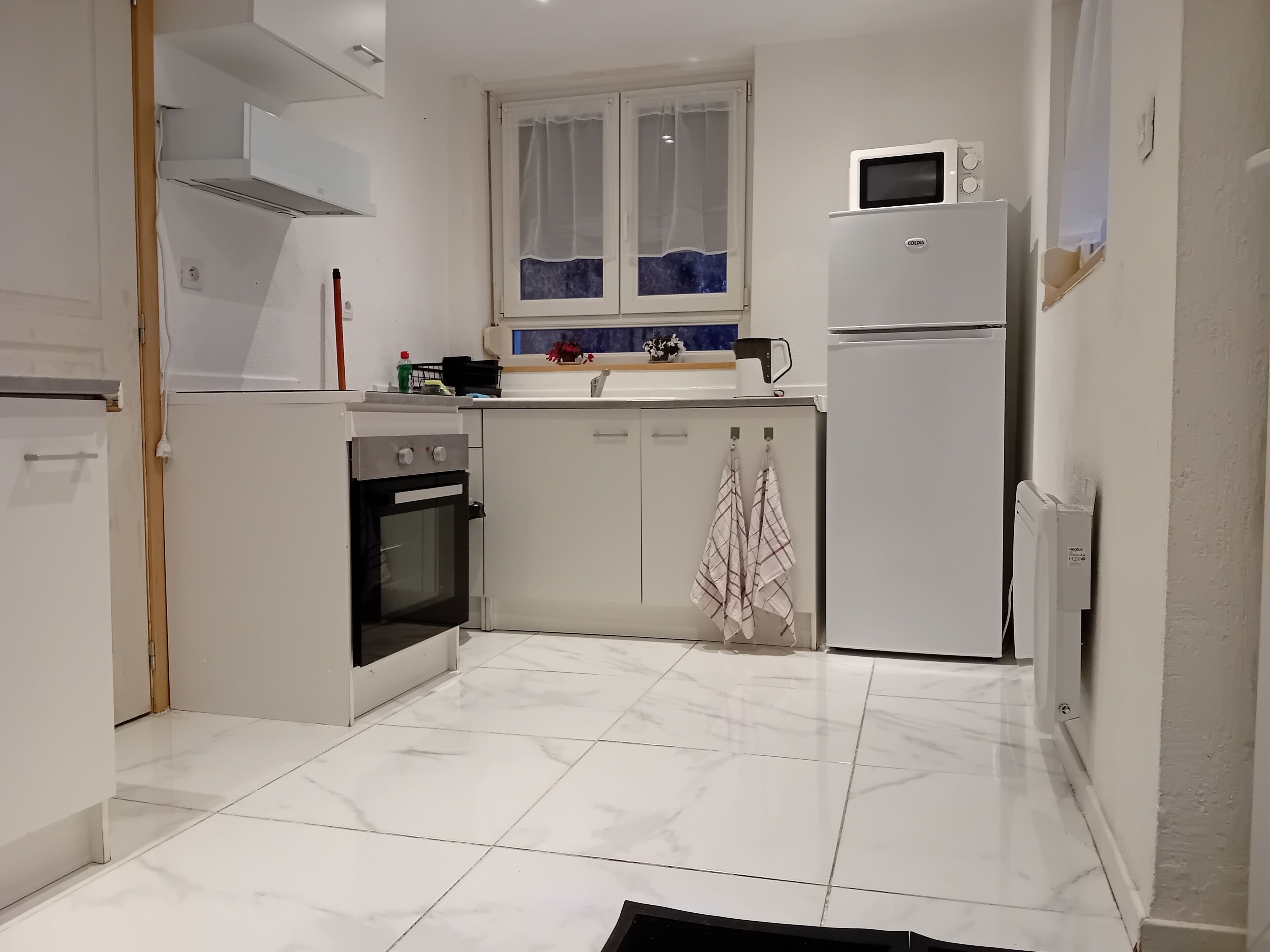 Microondas, horno y placa de cocina