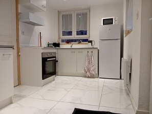 Microondas, horno y placa de cocina