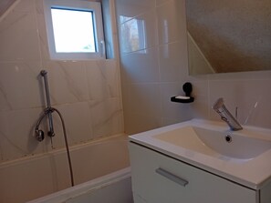 Haartrockner, Handtücher, Seife, Toilettenpapier