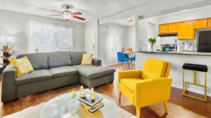 TV - Bright & cozy 1 bdr apt near Moody/UT/Hyde Park (Austin)