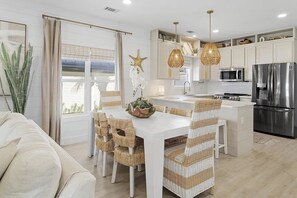 Dining - Quick Walk to Beach - Pool - Bicycles - By Outlet Mall - Private Beach Access (Miramar Beach)