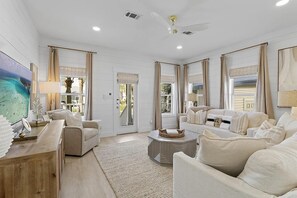 Smart TV, books - Quick Walk to Beach - Pool - Bicycles - By Outlet Mall - Private Beach Access (Miramar Beach)