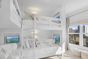 5 bedrooms, desk, iron/ironing board, travel cot - Quick Walk to Beach - Pool - Bicycles - By Outlet Mall - Private Beach Access (Miramar Beach)